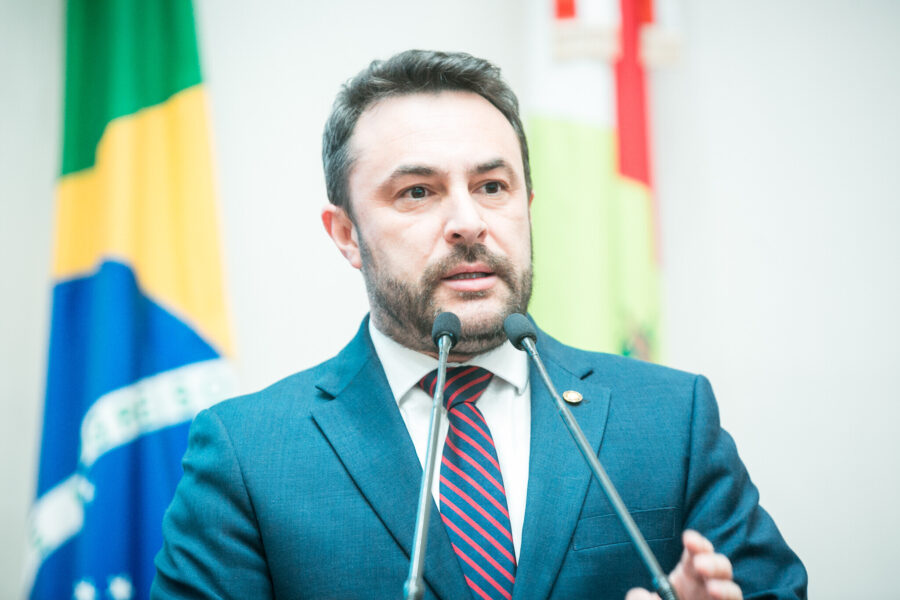 Deputado Marcius Machado (PL) destacou lançamento do edital do concurso público para professor da rede estadual.