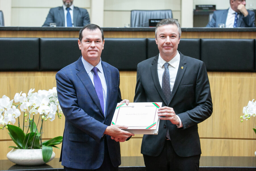 Adircélio de Moraes Ferreira Júnior recebe o Título de Cidadão Catarinense das mãos do deputado Napoleão Bernardes, proponente da honraria