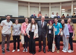 Deputado José Milton Scheffer e estudantes de escola de Sombrio participante do Parlamento Jovem