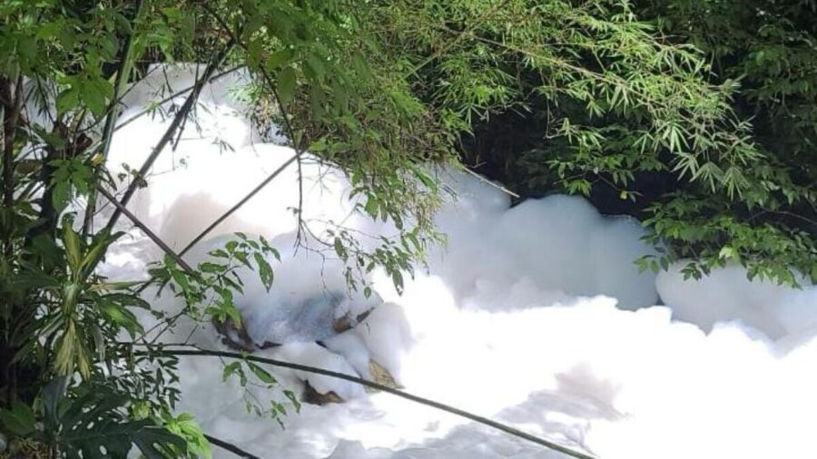 Acidente com caminhão causou a contaminação do rio FOTO: Prefeitura de Joinville/ Divulgação