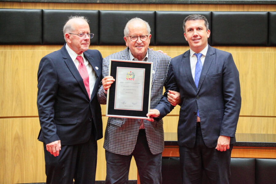 Os irmãos Roberto e Fernando de Mattos, fundadores da Inplac, recebem a homenagem do deputado Camilo Martins (d)