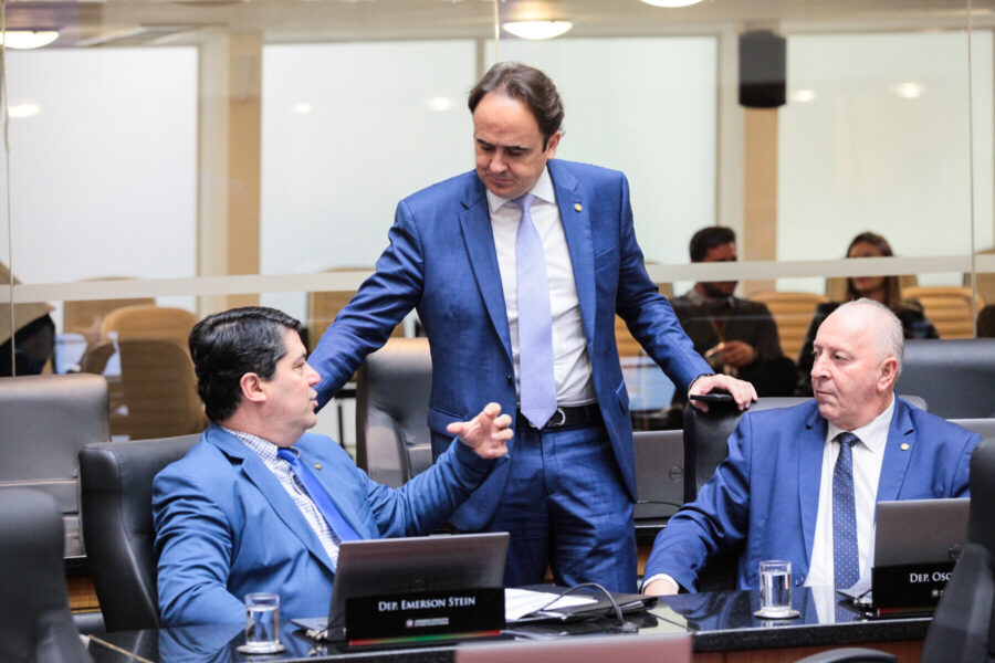 Os deputados Emerson Stein, Carlos Humberto e Oscar Gutz na sessão ordinária desta quinta-feira (27)