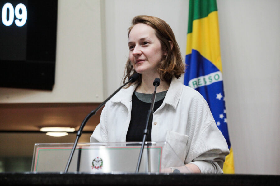 A bióloga Caroline Schäffer ocupou a tribuna da Alesc para apresentar o trabalho desenvolvido pela Apremavi