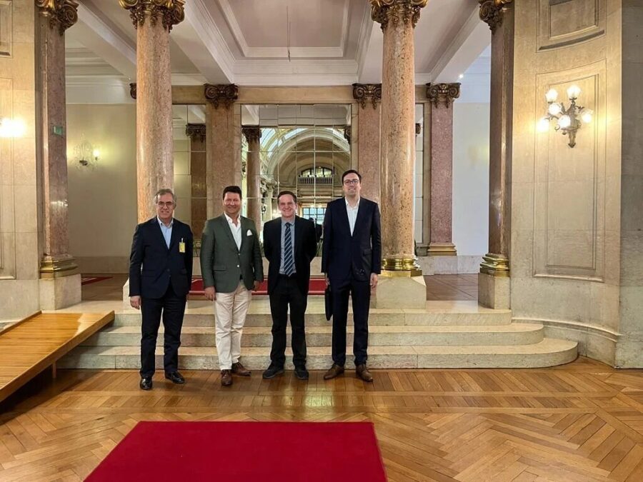 Deputado Miotto na sede do Parlamento de Portugal, onde tratou sobre os voos Florianópolis/Lisboa FOTO: Ascom deputado Jair Miotto