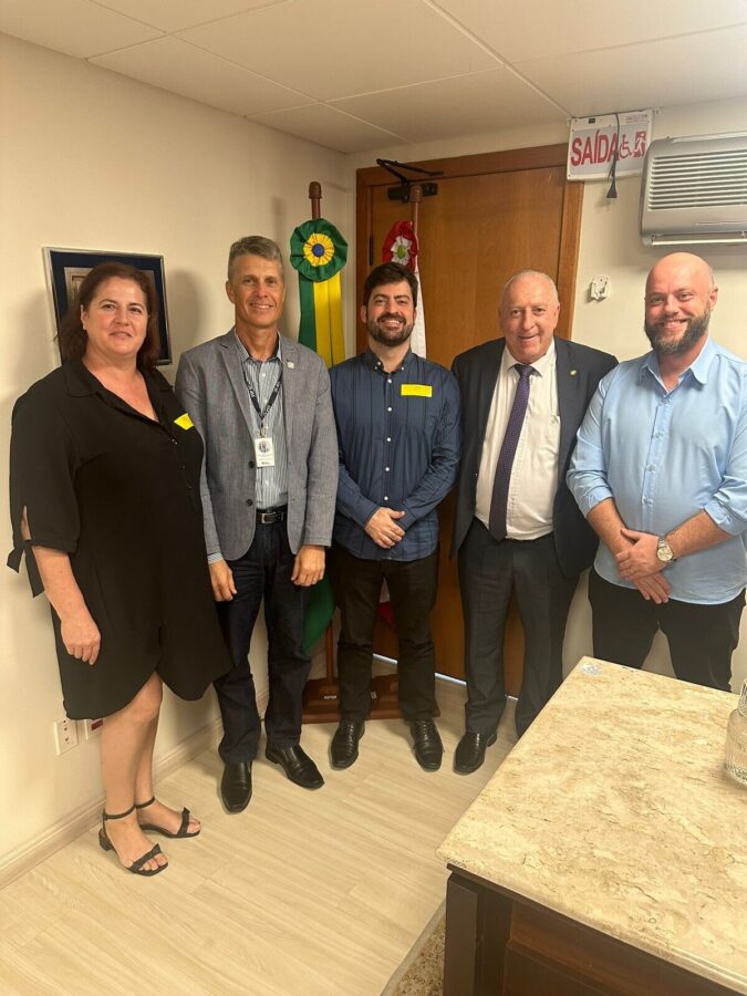 Deputado Oscar Gutz, secretário de Estado da Segurança Pública, Flávio Rogério Pereira Graff, e lideranças de Presidente Getúlio