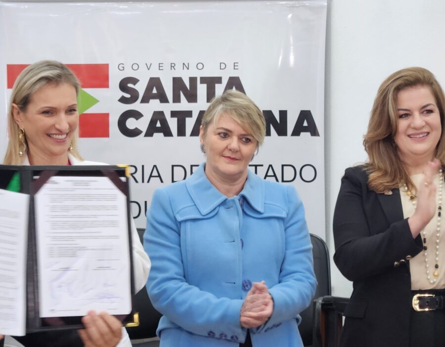 Deputada Luciane Carminatti no lançamento do edital do concurso público para o magistério