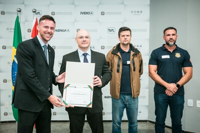 Deputado Fernando Krelling, superintendente regional da Polícia Científica de Joinville, João Leonardo Padilha Barneche, e integrantes de sua equipe