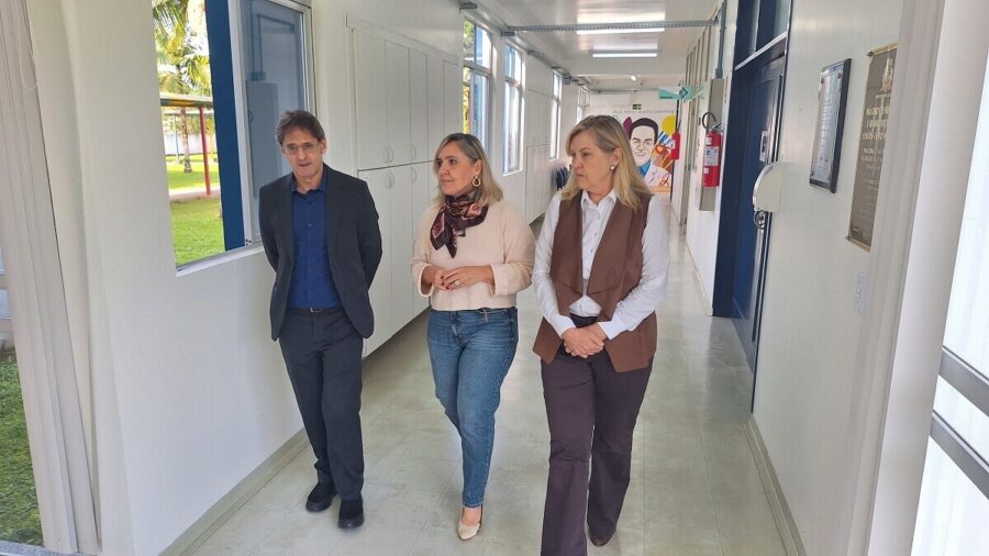 Deputado Neodi Saretta, acompanhado da coordenadora do Centrinho e da diretora de Saúde da Prefeitura de Joinville