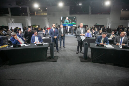 Deputados lamentam mais um ataque à escola e celebram 30 anos do Plano Real