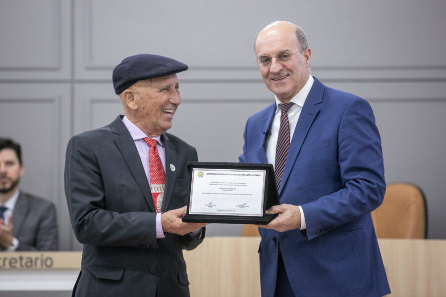 Gervásio José Maciel, prefeito de Ituporanga, recebendo homenagem do deputado José Milton Scheffer.
