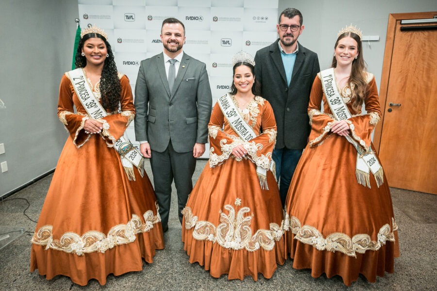 Deputado Lucas Neves, prefeito João Eduardo Della Justina e a realeza da festa