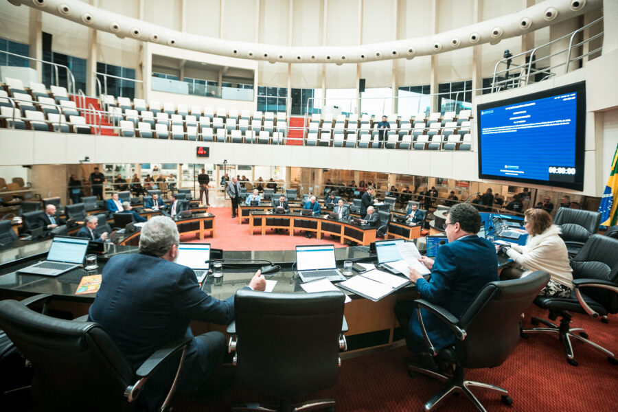 Plenário da Assembleia Legislativa, durante a votação dos projetos, na tarde desta quarta (10)