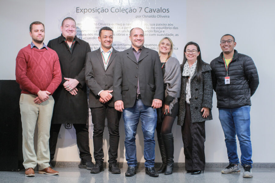 Artista Osnaldo Oliveira, visitantes e servidores da Casa