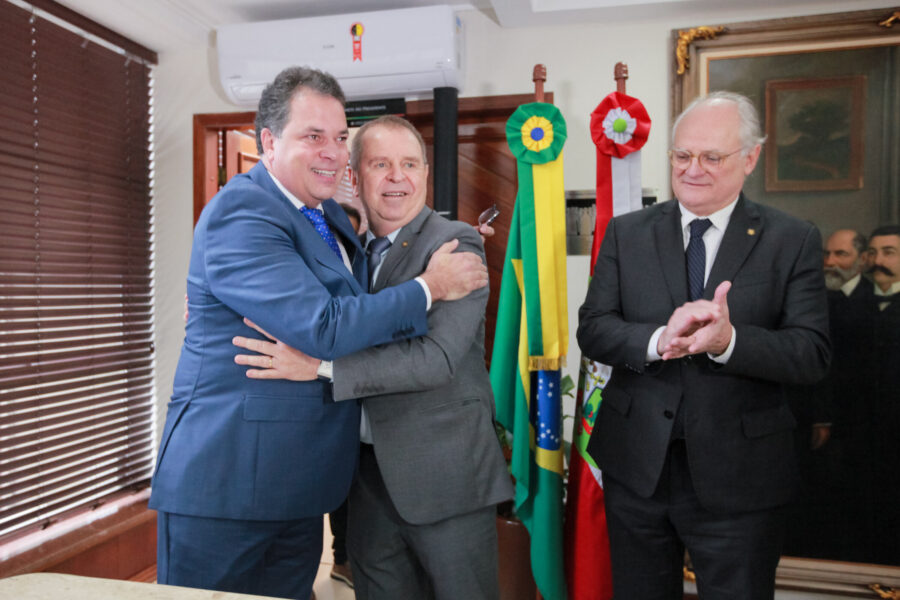 Rodrigo Minotto e Mauricio Eskudlark, durante a transmissão do cargo, na tarde desta terça (9)