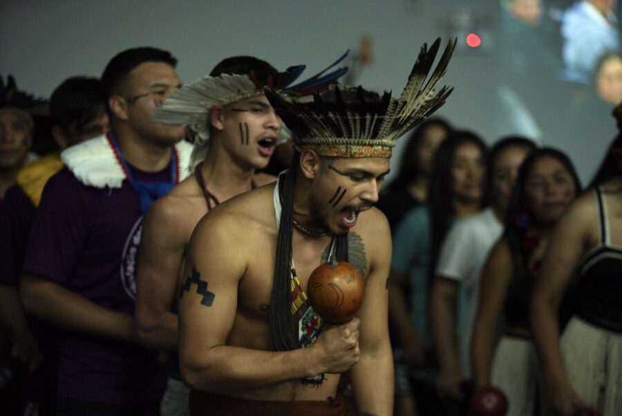 Membros da terra indígena Chimbamgue, de Chapecó, apresentam-se durante a sessão