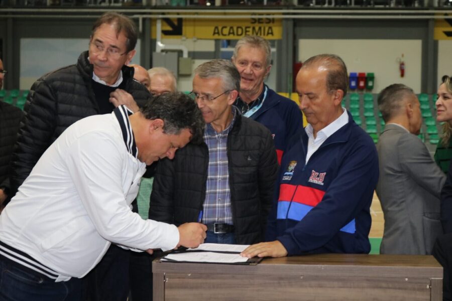 Ivan Naatz na solenidade de repasse da estrutura do Sesi junto ao governador Jorginho Mello  e o prefeito de Blumenau Mário Hildebrandt. Divulgação