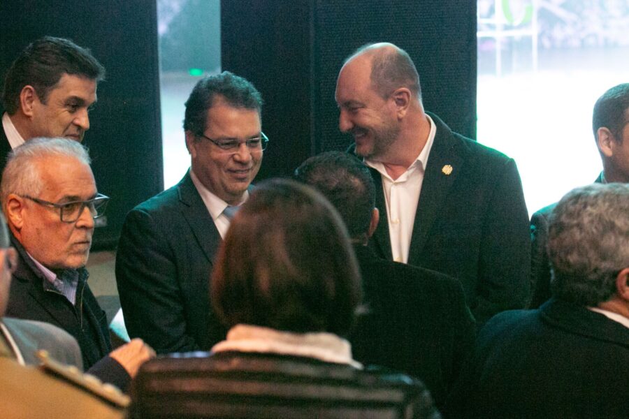 Rodrigo Minotto e o governador em exercício, deputado Mauro de Nadal