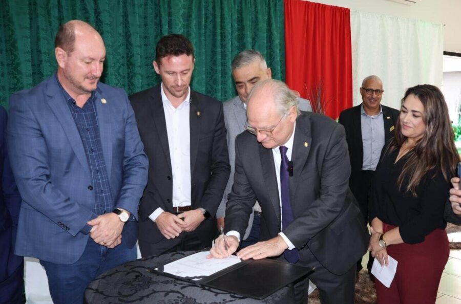 Assinatura do convênio entre governo do Estado e prefeitura de Barra Velha para obra da nova UPA 24 horas. FOTO: Assessoria de Imprensa