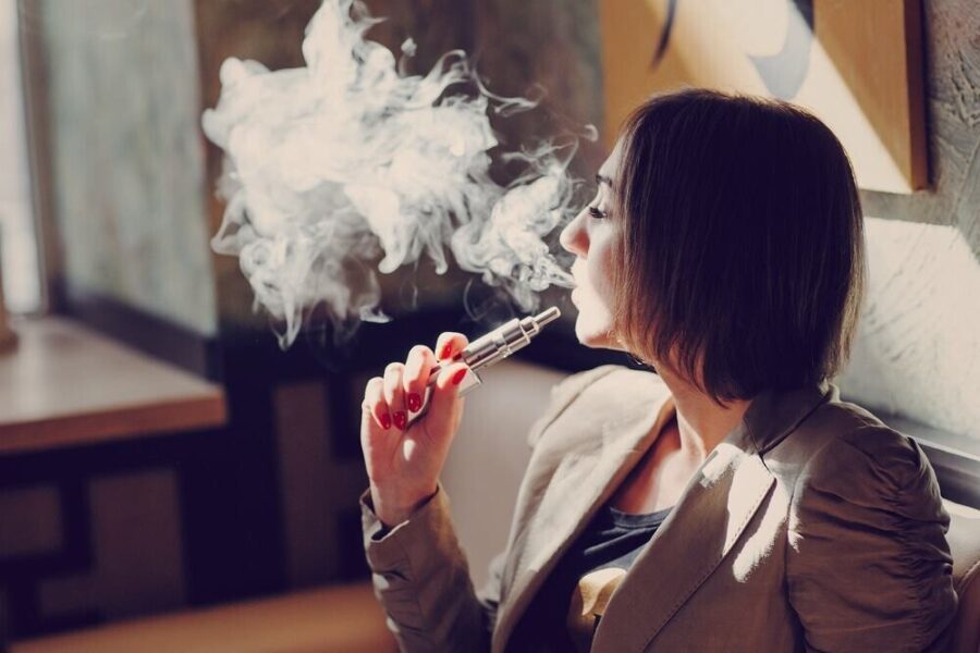 Quando inalados, os cigarros eletrônicos podem causar dependência química e uma série de danos à saúde, alertou o deputado Caropreso. FOTO: DIvulgação