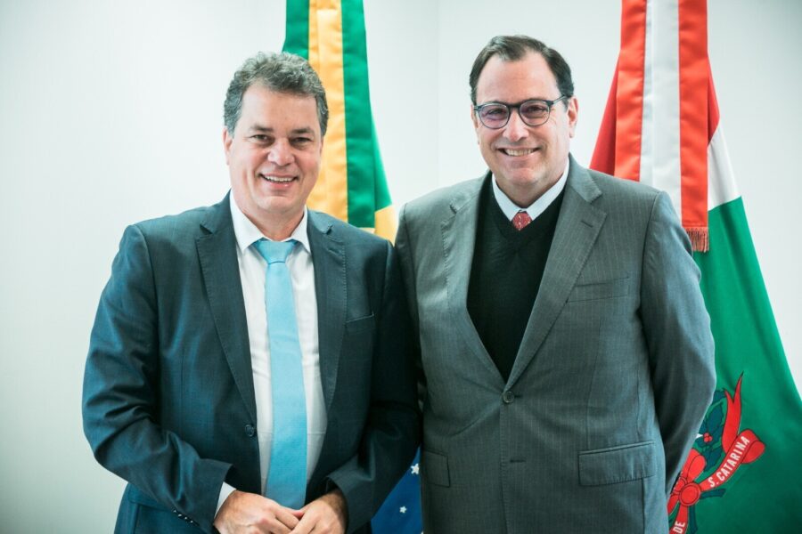 Presidente em exercício da Alesc, deputado Rodrigo Minotto, e o presidente do TJSC, desembargador Francisco Oliveira Neto