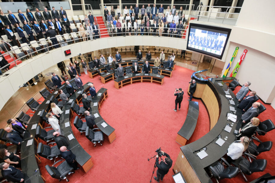 A sessão aconteceu no plenário da Assembleia Legislativa.