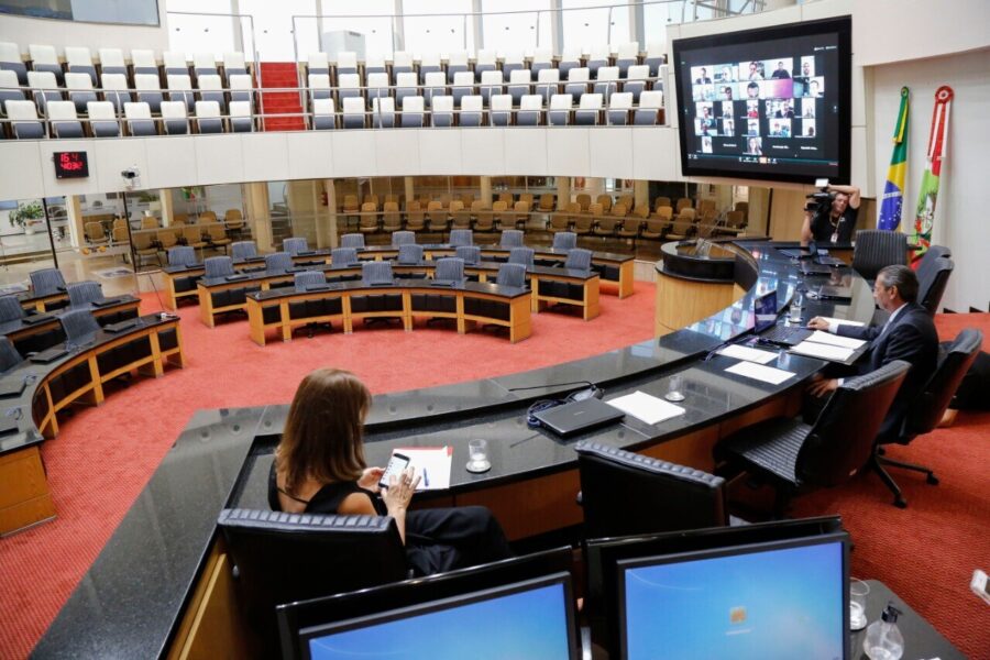 Deputados participam à distância da 2ª sessão virtual da Alesc, em março de 2020.