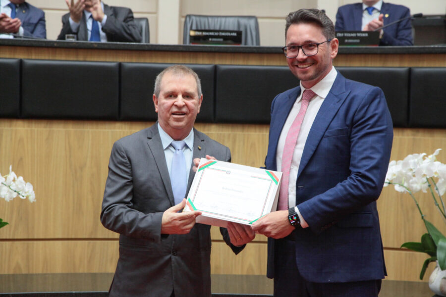 Entrega do título de cidadão catarinense a Rodrigo Fernandes.