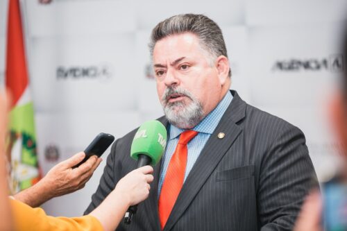 Sergio Motta aprova lei que determina a disponibilidade de álcool em gel em estabelecimentos de SC