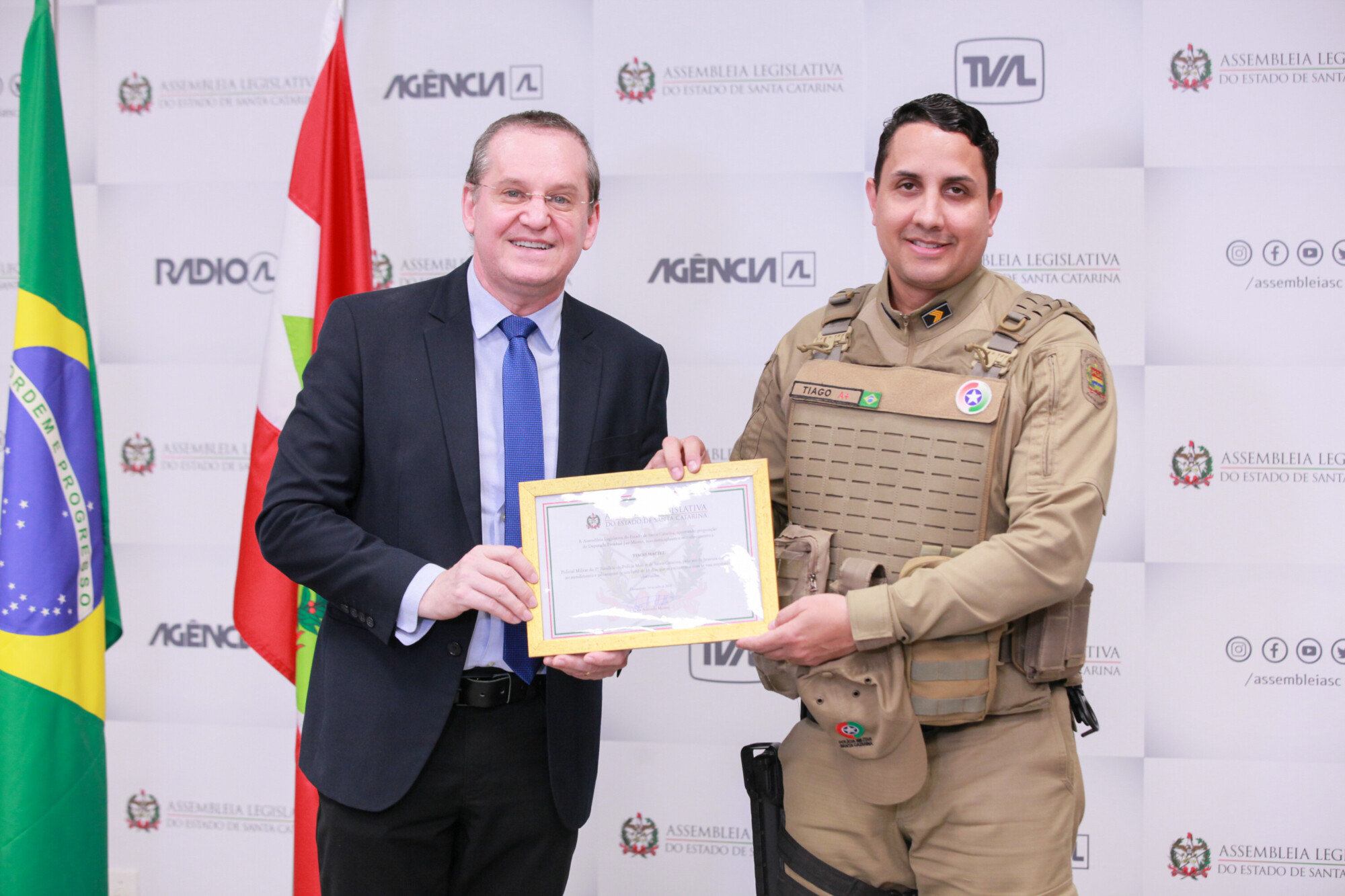 Deputado Jair Miotto entrega homenagem ao Policial Militar Tiago Maciel