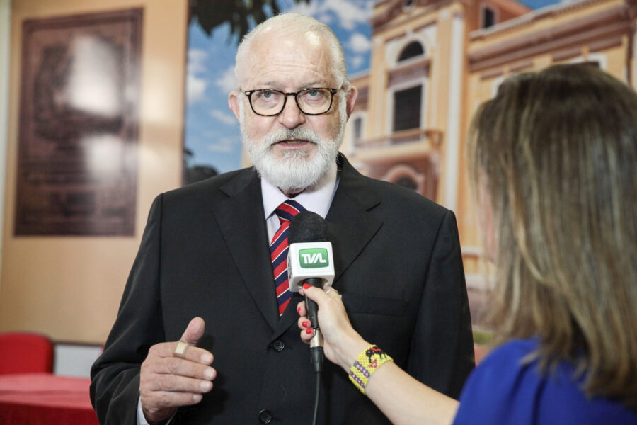 Salomão Ribas Júnior em entrevista à TVAL sobre a Academia Catarinense de Letras. FOTO: Agência AL