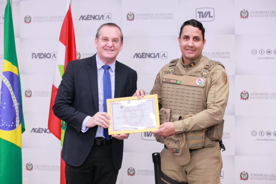 Deputado Jair Miotto, proponente da moção, e o sargento PM Tiago de Medeiros