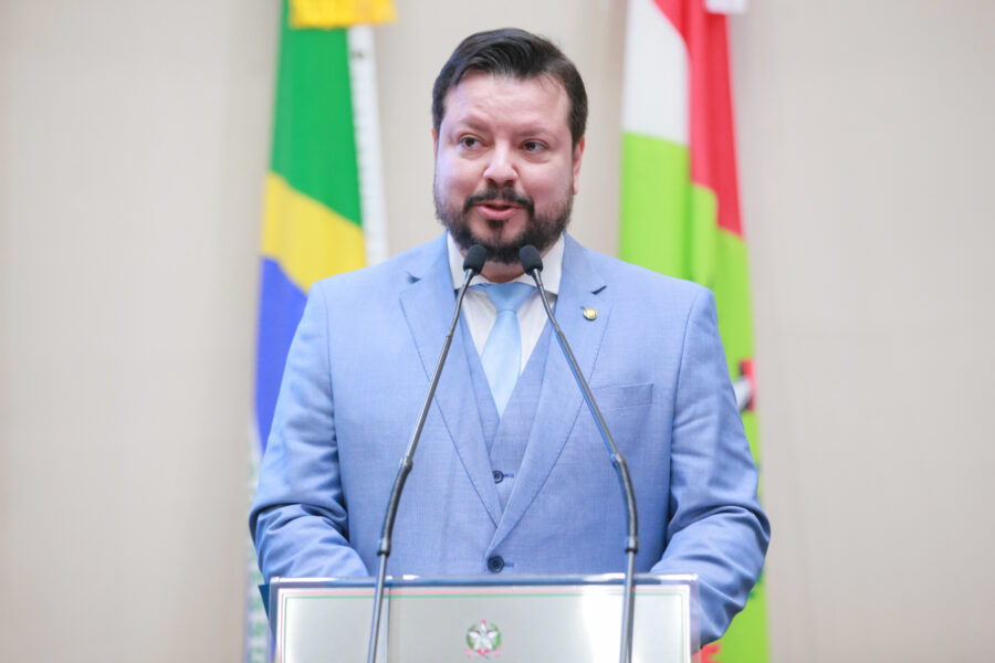 Deputado Alex Brasil discursa na tribuna da Alesc.