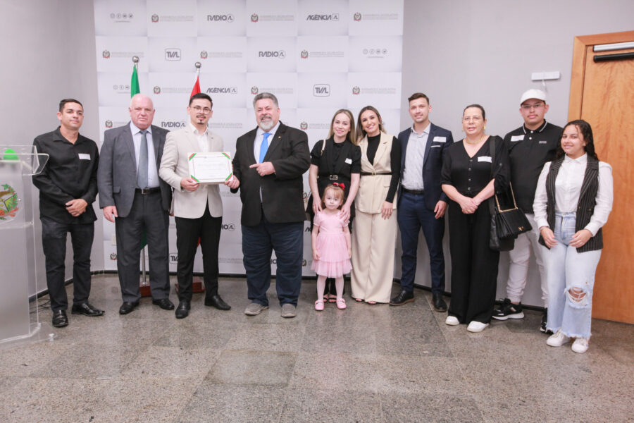 Pastor Dioniclei Schwingel, deputado Sergio Motta e fieis da Comunidade da Graça