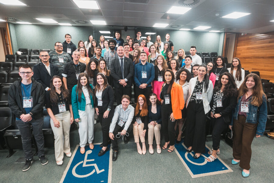 Participantes da última edição do Estágio-Visita em encontro com o presidente da Alesc, deputado Mauro de Nadal (MDB).