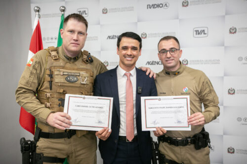Homenagem na Alesc reconhece bravura de policiais em salvamento heroico