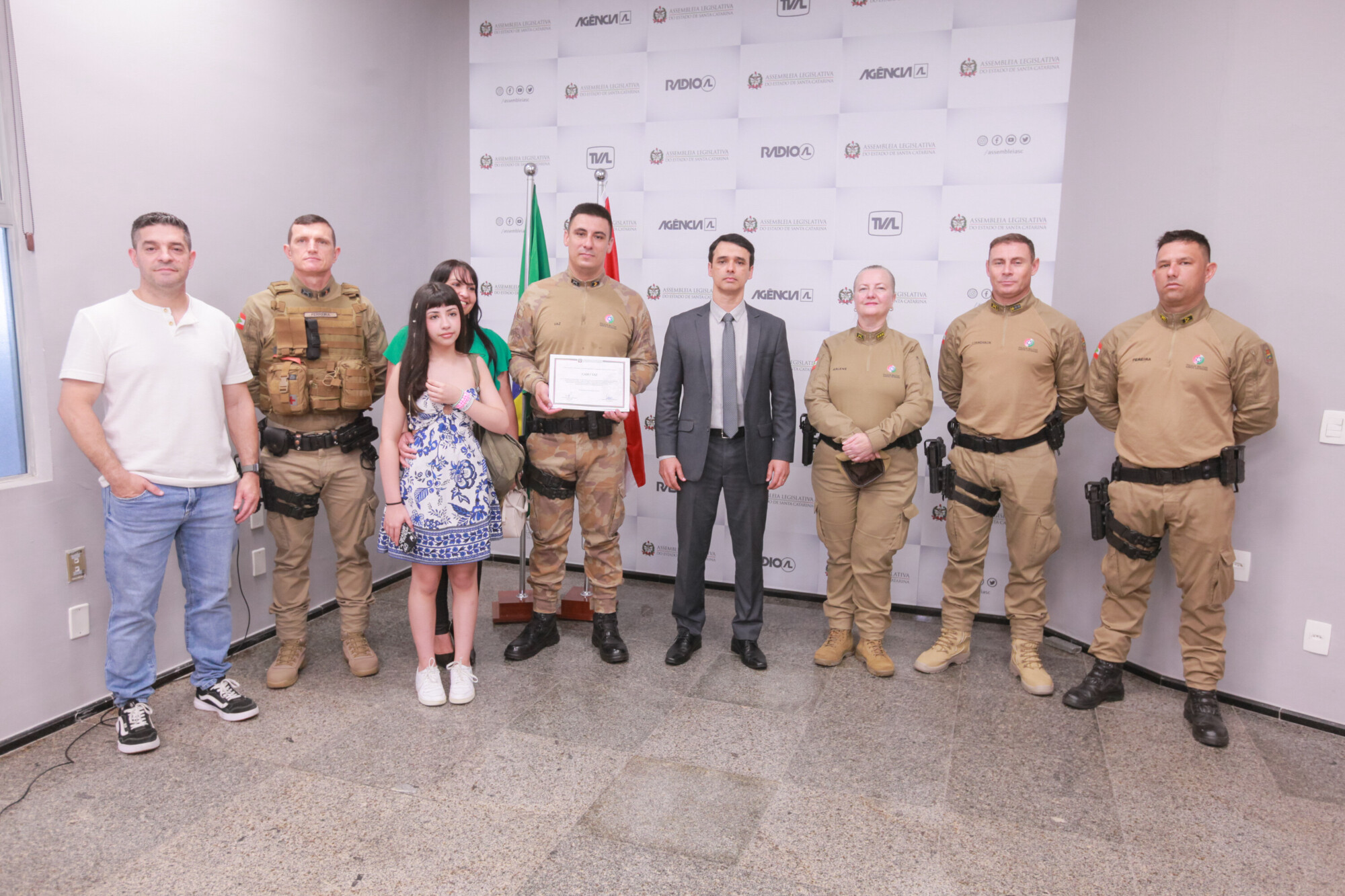 Deputado Marcos da Rosa entrega homenagem a Policial Militar