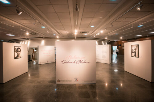 Aberta a exposição Mulheres que cuidam de mulheres