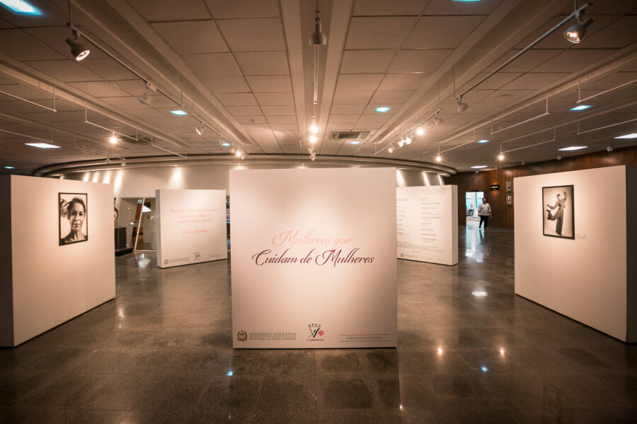 Aberta a exposição Mulheres que cuidam de mulheres