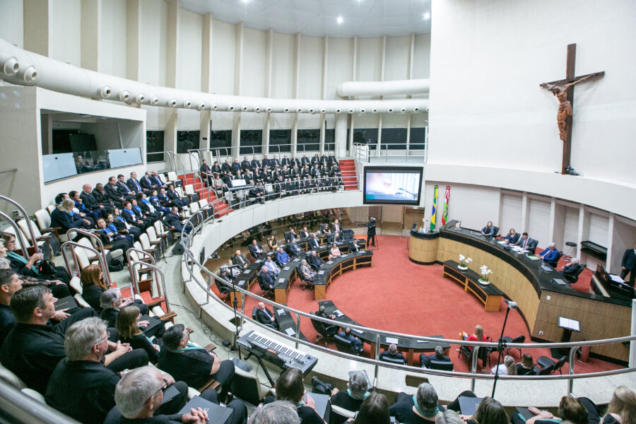 Homenagem foi realizada na noite desta quarta-feira (30), no Plenário da Alesc