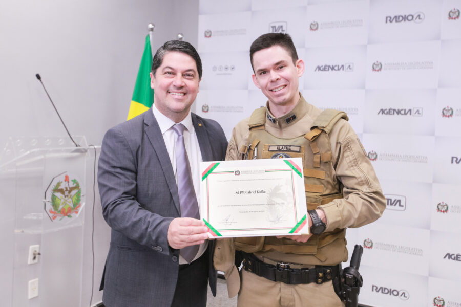 O deputado Émerson Stein e o policial Gabriel Klafke, durante a entrega da moção