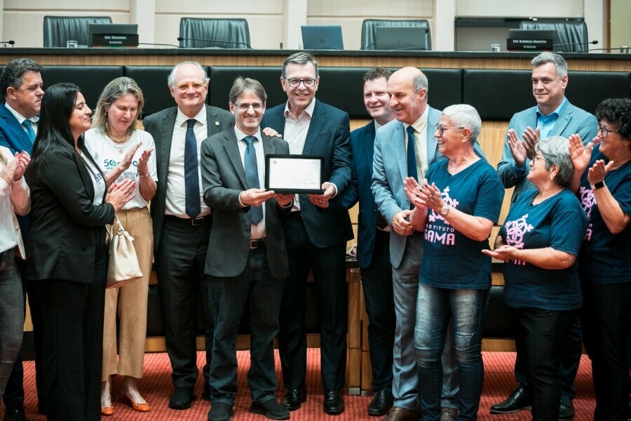 Alesc homenageia Cepon pelos 50 anos de serviço e excelência em oncologia