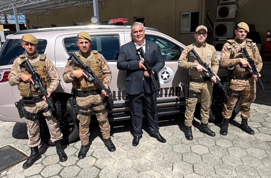 Deputado Sargento Lima e policiais militares de Palhoça