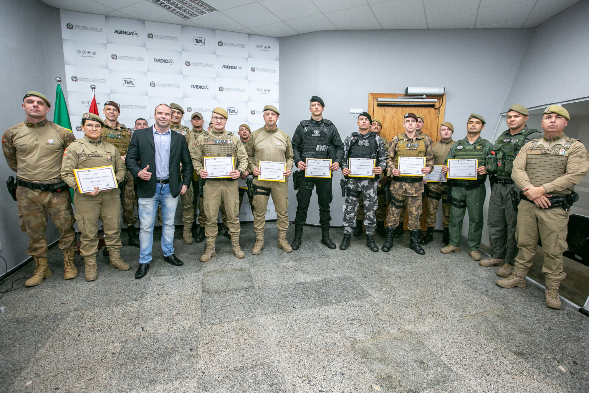 MOÇÃO DE APLAUSO – Deputado Jessé Lopes entrega honraria a Policiais Militares de SC