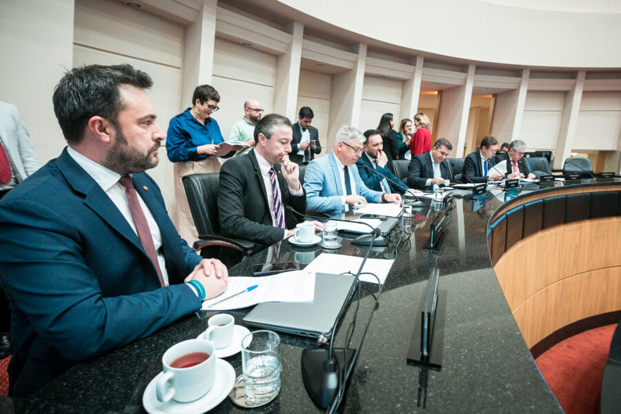 Membros da Comissão de Constituição e Justiça (CCJ) da Alesc, que se reuniram na manhã desta terça-feira (5)