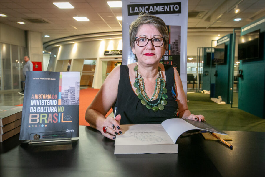 Giane Maria de Souza, autora do livro  “A História do Ministério da Cultura no Brasil”.