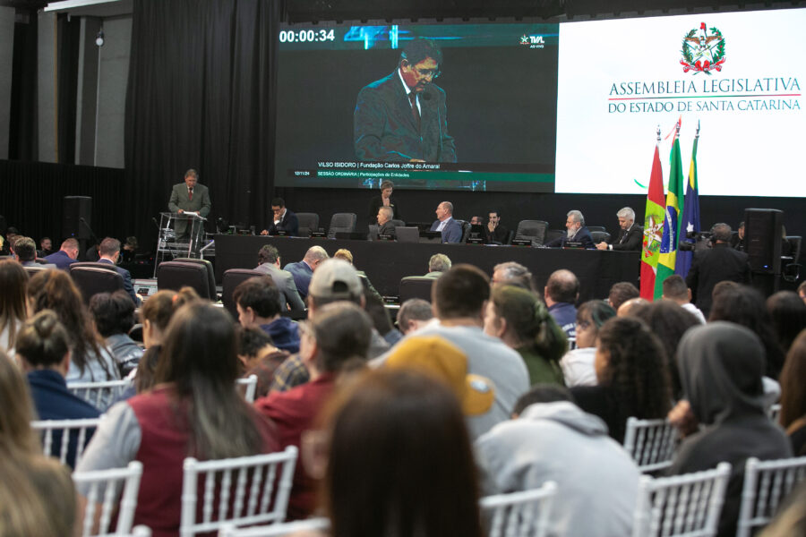 Público acompanha a apresentação das entidades serranas, durante a sessão do Alesc Itinerante em Lages, nesta terça (12)