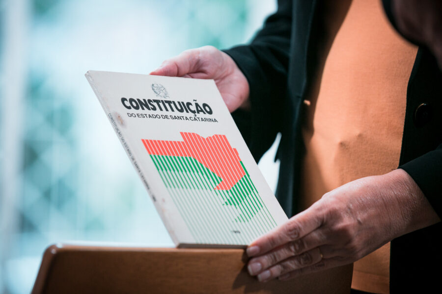 O presidente da Constituinte de 1989, Aloísio Piazza, segura um dos primeiros exemplares impressos da Carta Magna de Santa Catarina