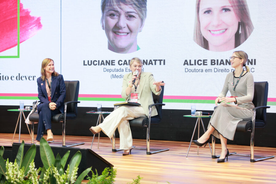 Deputada Luciane Carminatti ao microfone