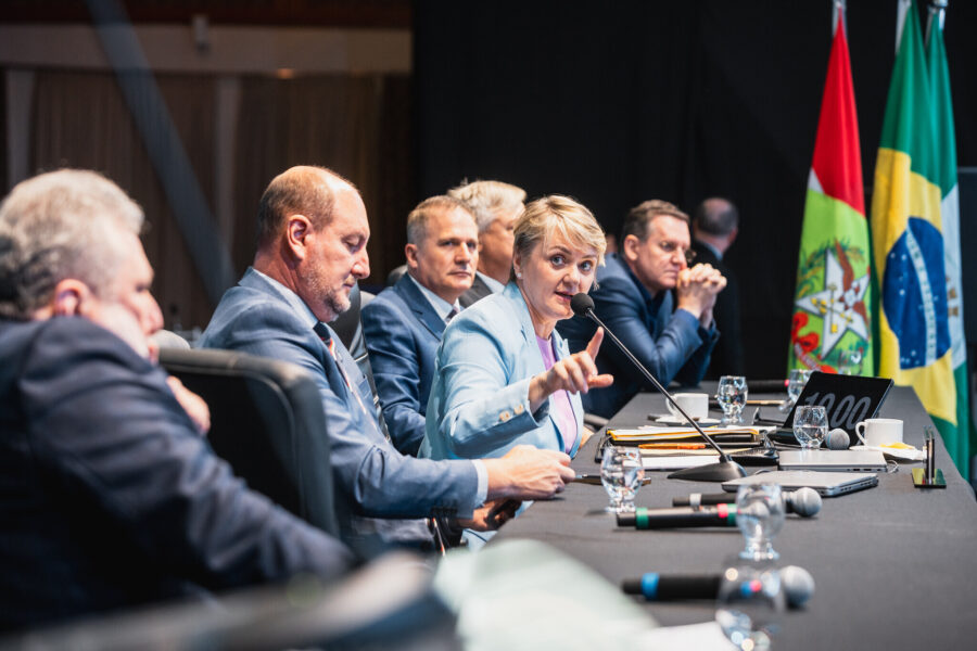 Deputada Luciane Carminatti na reunião da Bancada do Oeste durante o Alesc Itinerante, em Chapecó