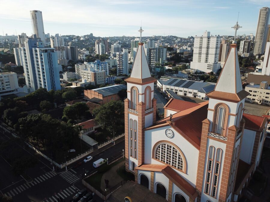 Imagem da Catedral Santo Antônio, em Chapecó; atividades do Alesc Itinerante ocorrem na terça (26) e quarta (27). FOTO: Eduardo Valente/Secom